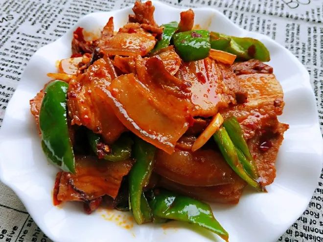 经典川菜回锅肉的做法，肥而不腻，香辣入味，中秋国庆家宴必备