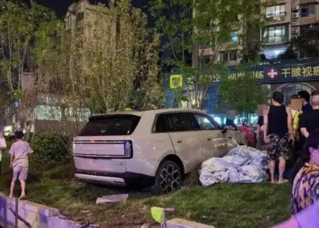 智财经| 小米回应“新车澎程上市次日首撞”事故：客户因紧张将油门当刹车误踩_齐鲁原创_山东新闻_新闻_齐鲁网