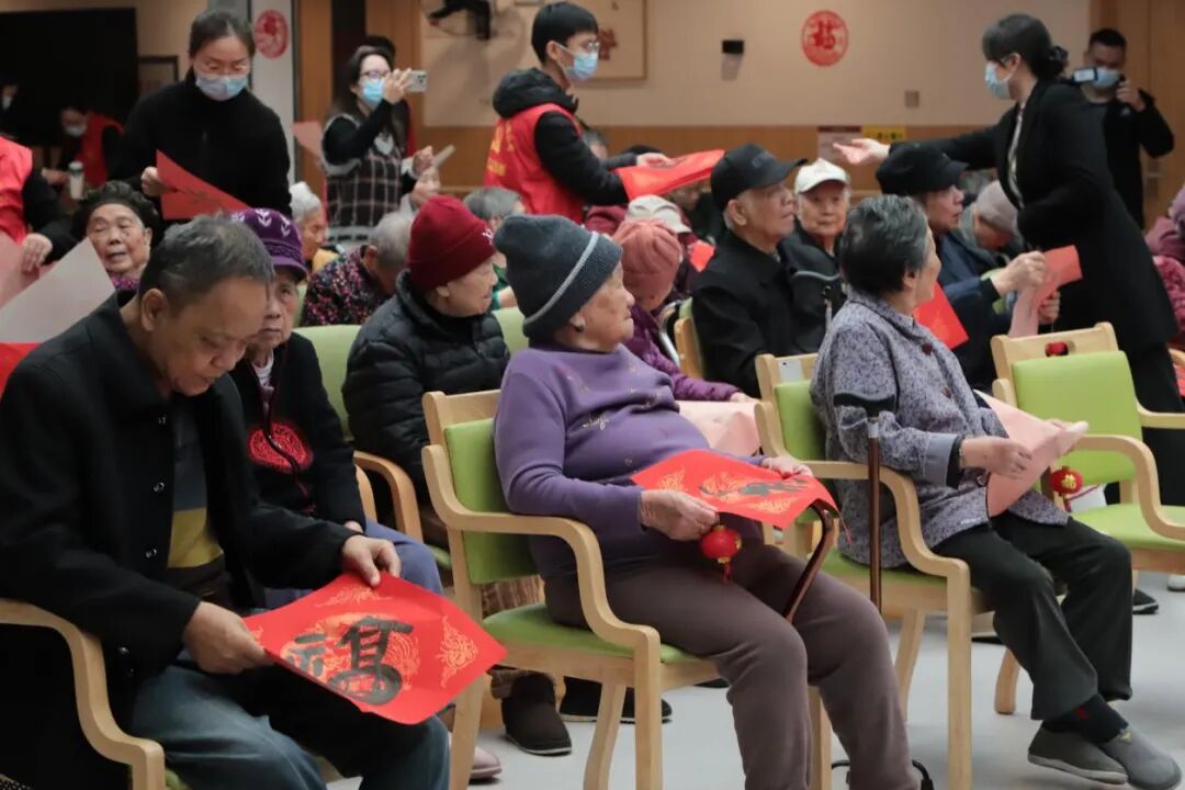 南宁市老年人活动中心深入社区养老院开展送福送春联公益活动
