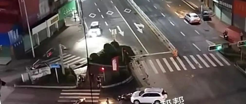 明珠商贸城红路灯发生交通事故，一人倒在斑马线上。。。