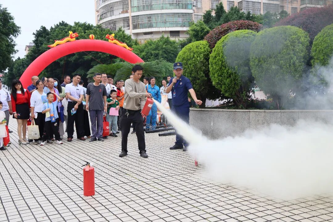 5月12日,信丰县2024年"5·12"全国防灾减灾科普宣传活动在陈毅广场