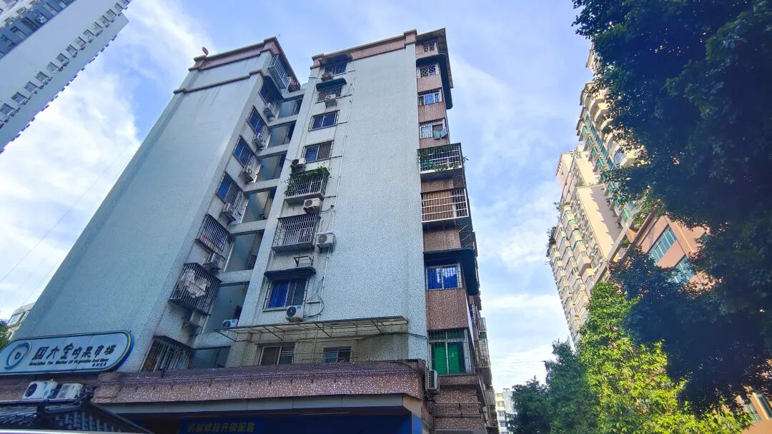 广州天河北二手房，穗园小区，*笋一套，102平方仅售700万！楼梯房的价！