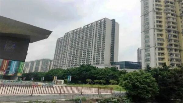 天河北金穗大厦，136平方，东向4房2卫，仅售660万，单价才4.85万，低于楼梯房的单价！