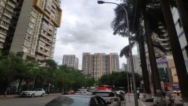 天河北金穗大厦，136平方，东向4房2卫，仅售660万，单价才4.85万，低于楼梯房的单价！