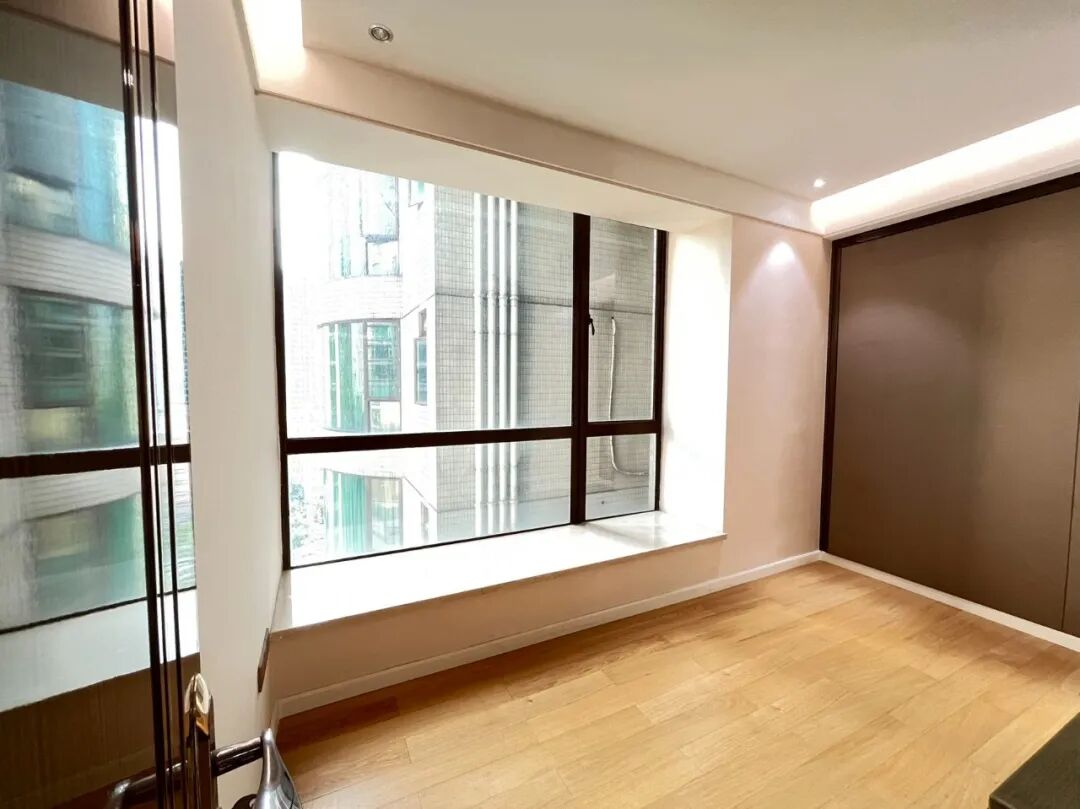 天河北总价1200万三房 |  希尔顿阳光，118平三房，厅出大阳台、安静南向