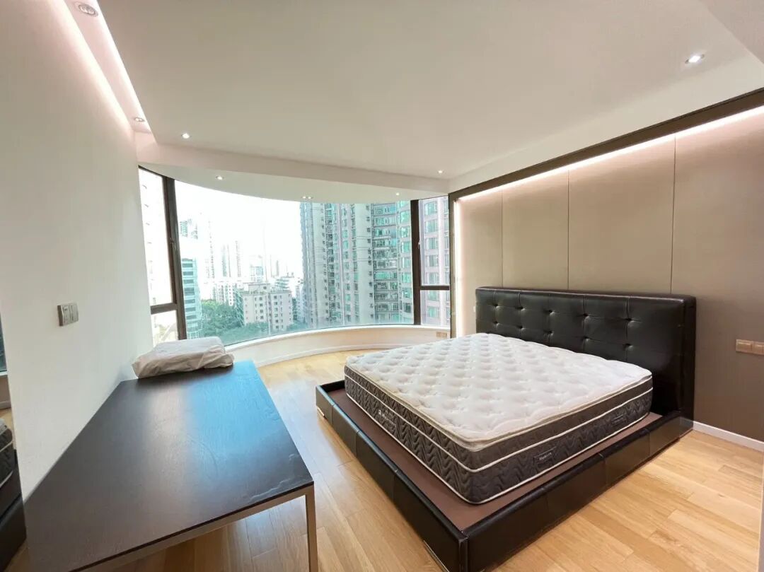 天河北总价1200万三房 |  希尔顿阳光，118平三房，厅出大阳台、安静南向