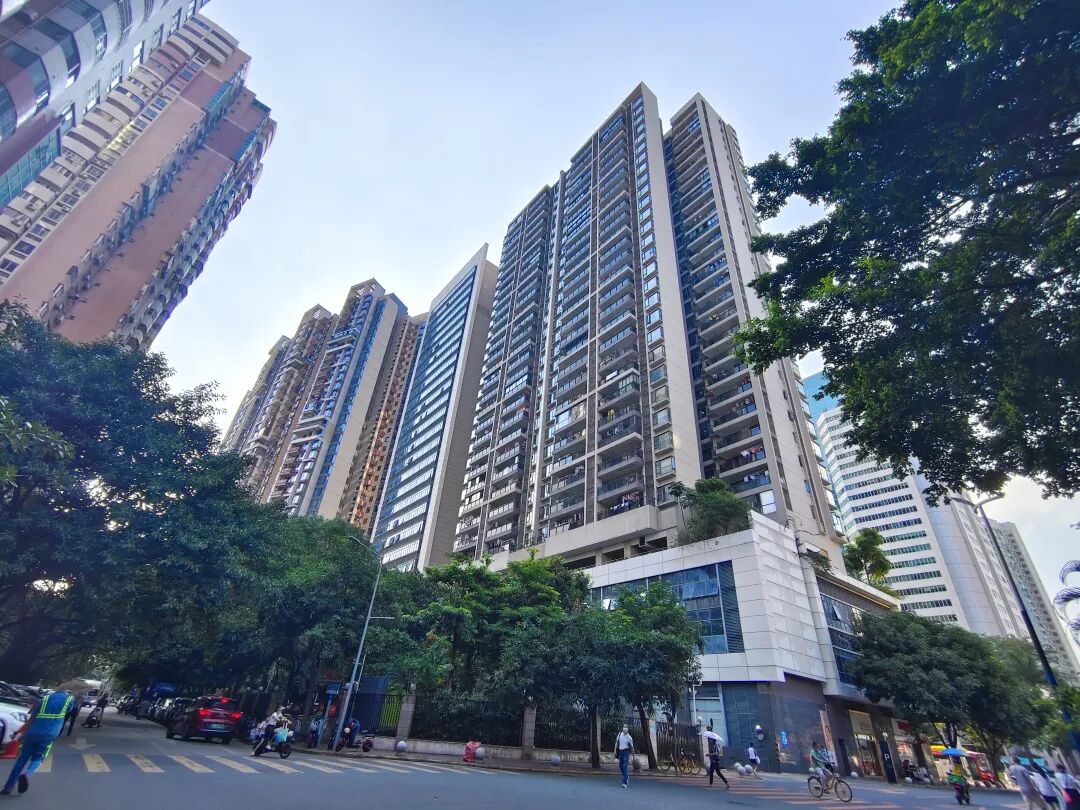 广州天河北二手房在售，保利中宇广场大两房，1300万！