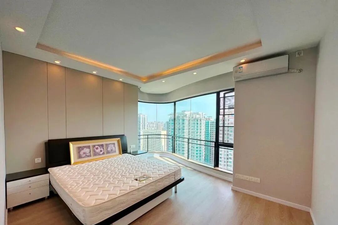 亮点好房编辑看过此房，面积为126㎡，为天河北少有闹中取静户型!