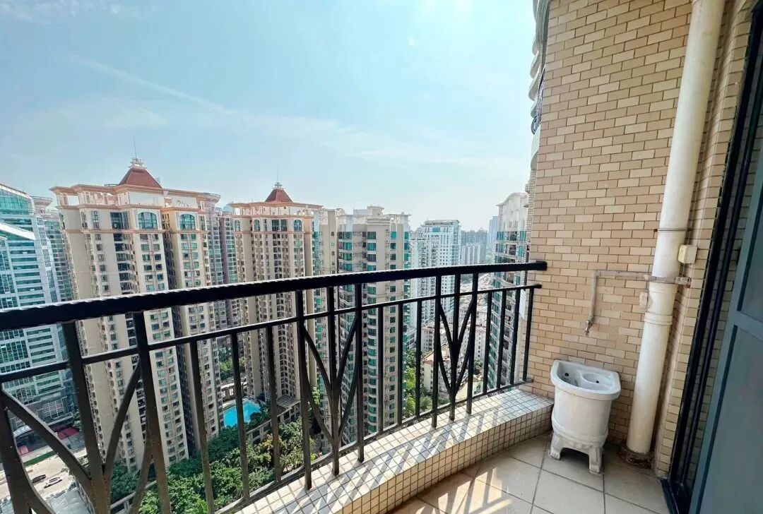 亮点好房编辑看过此房，面积为126㎡，为天河北少有闹中取静户型!