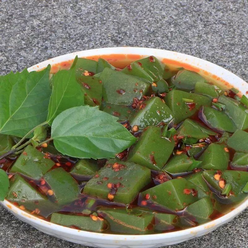 却后，即成有翡翠般的色泽和美感的神仙豆腐，又名翡翠豆腐，斑鸠豆腐。