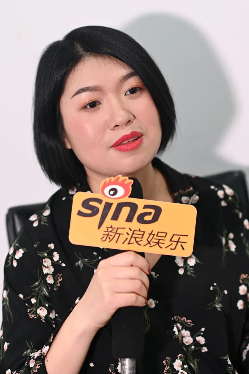 热搜上的凡尔赛文学家蒙淇淇,来到了我们的办公室