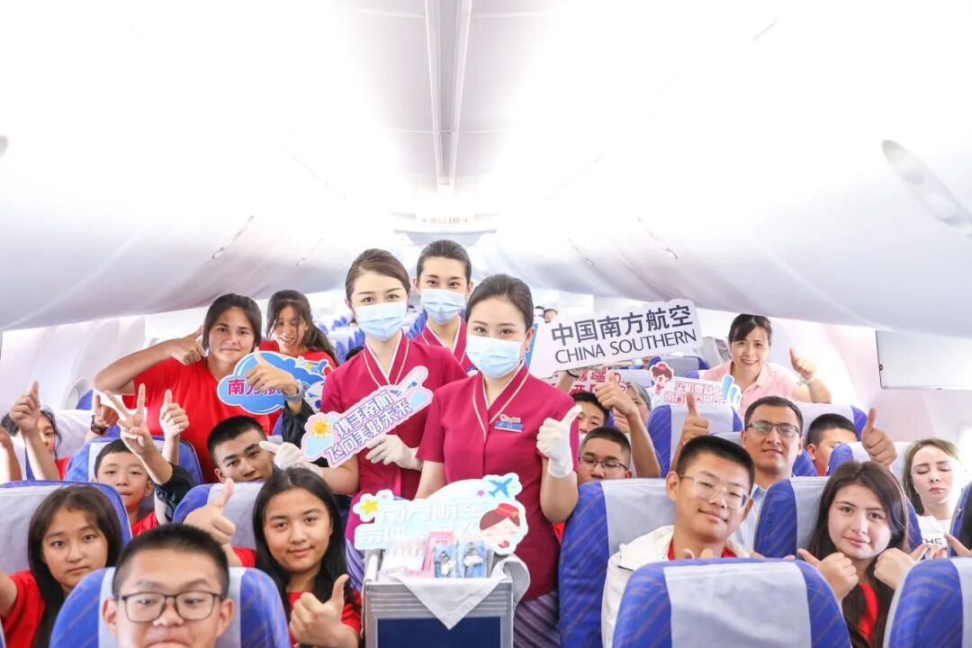 喀什地区学子搭乘直航往广东参加夏令营活动。.jpg