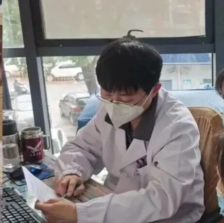 2000多个宝妈对他“夸夸夸”，这个奶爸做了啥？