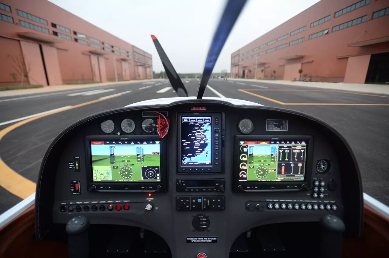 卓尔sl600飞机驾驶舱 长江日报记者周超 摄