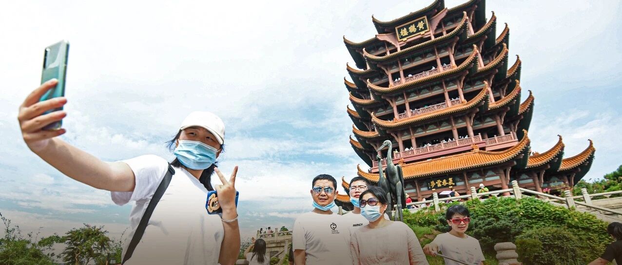 让出军运会专用道，错峰出游礼让外地游客，武汉最美的风景不断延伸……