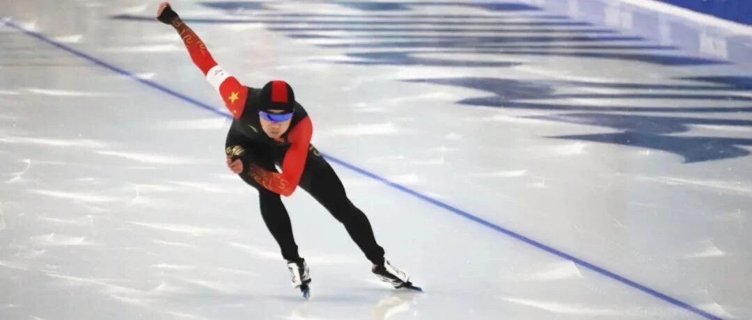 中国代表团旗手高亭宇，金牌！刷新奥运纪录！