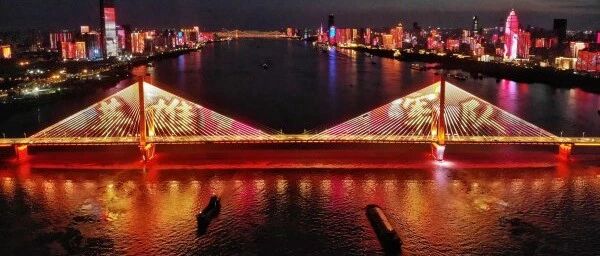 今夜，武汉以长江光影向你们致敬！