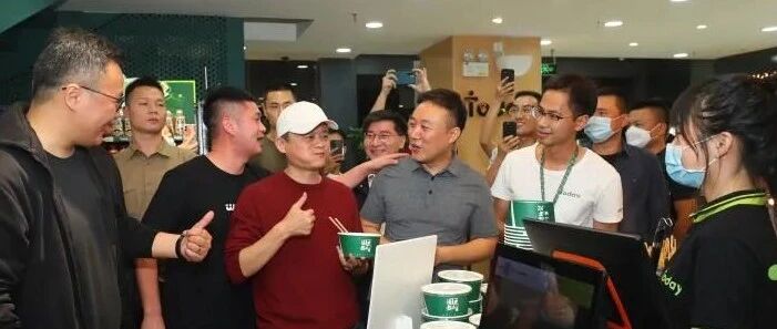 马云来武汉了，下飞机点着要吃热干面！一个举动引来掌声一片