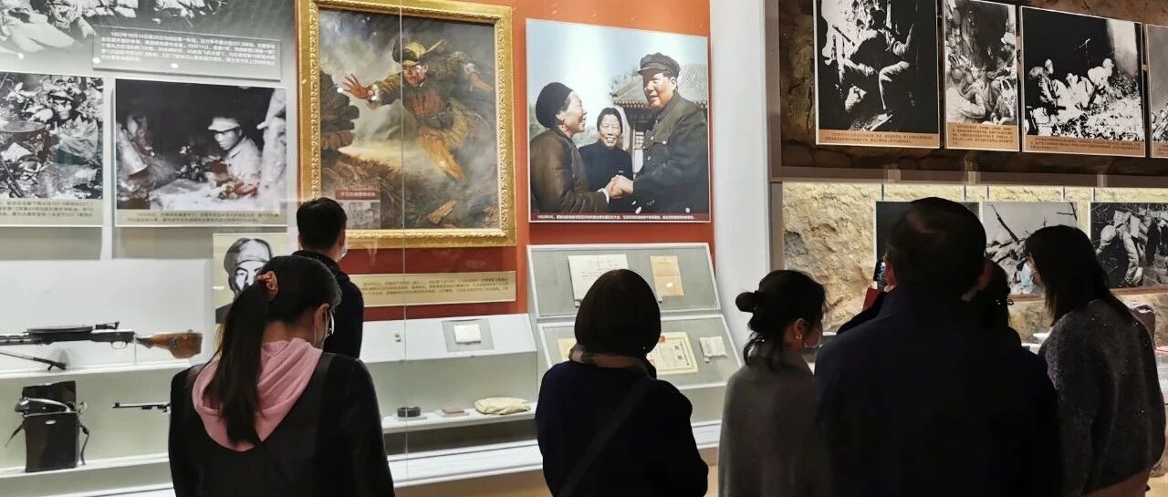 看着黄继光牺牲处挖出的爆破筒，这群“最可爱的人”热泪盈眶丨早安武汉