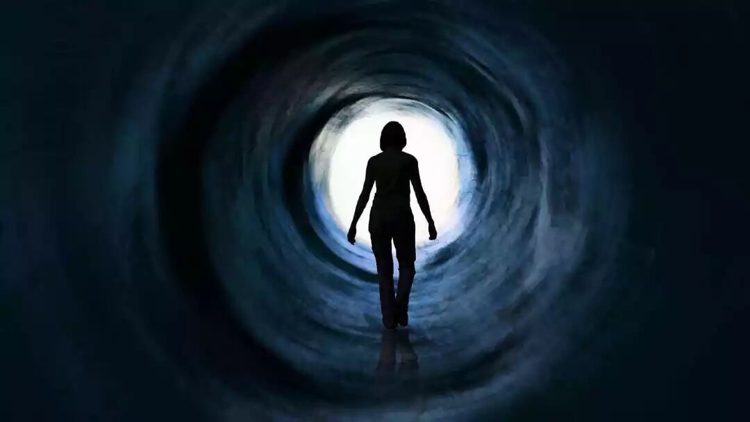 梦境中的奇异探险，与陌生人共赴未知的鬼魅之旅