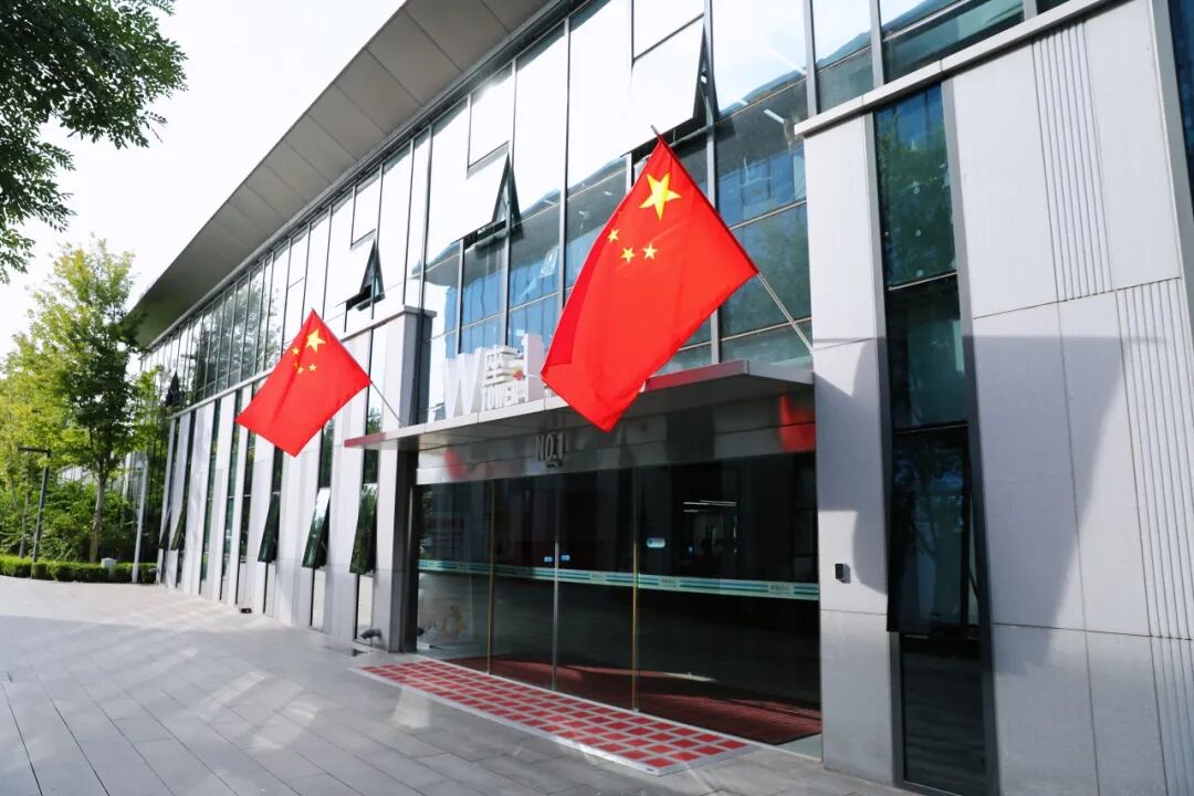 北京大街小巷升挂五星红旗