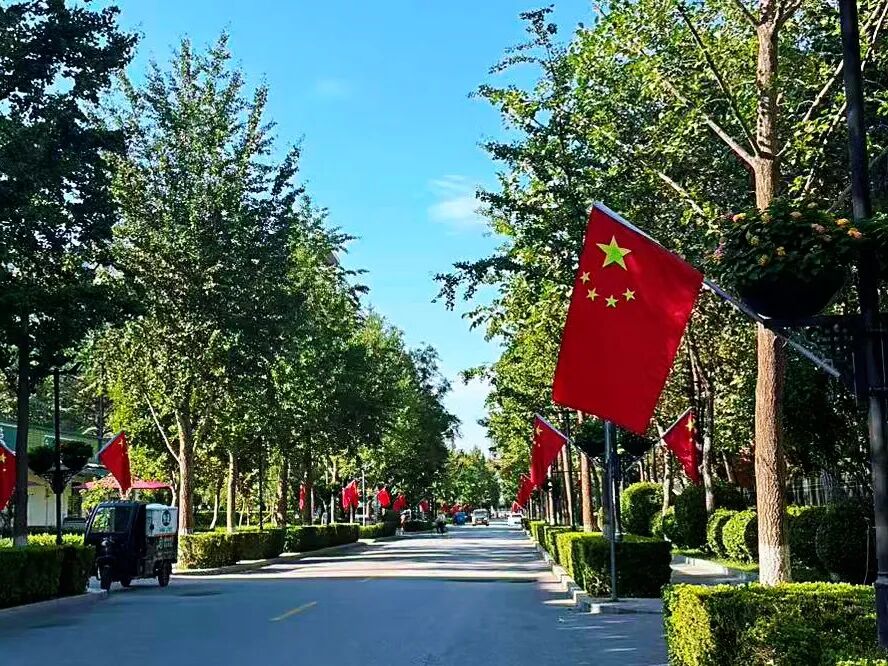 北京大街小巷升挂五星红旗