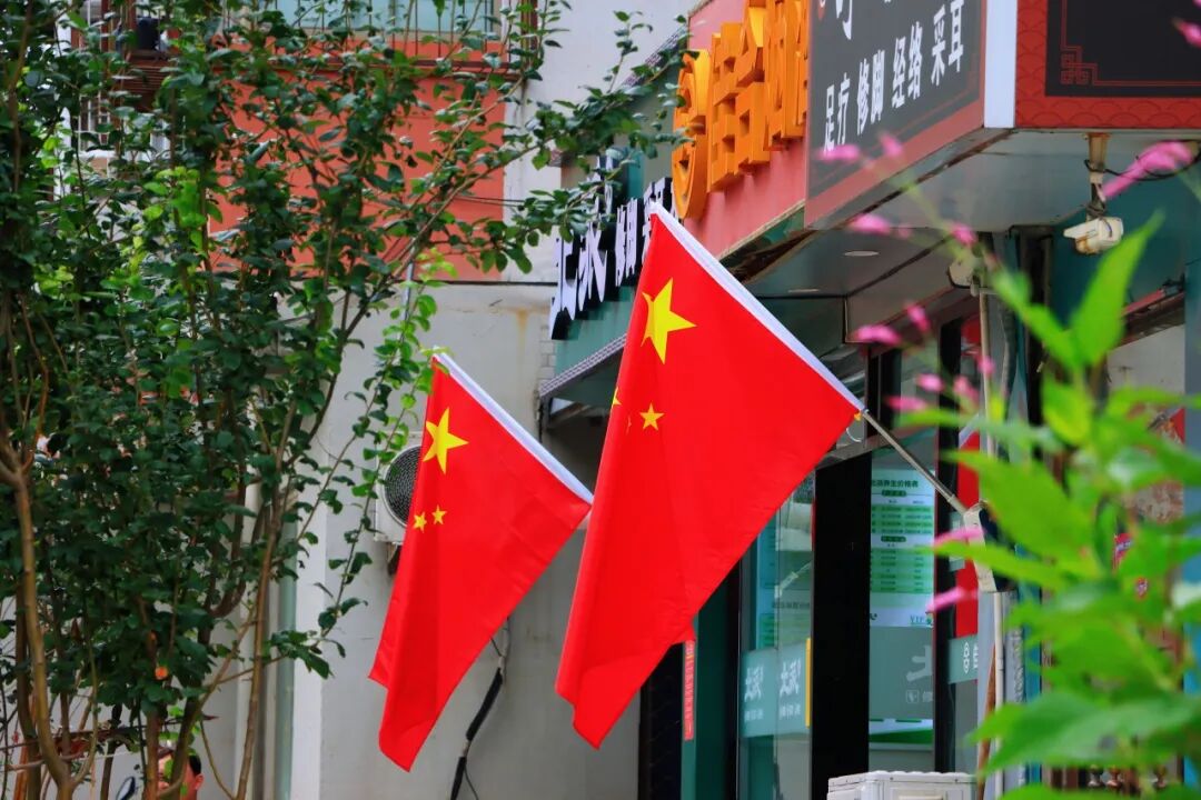 北京大街小巷升挂五星红旗