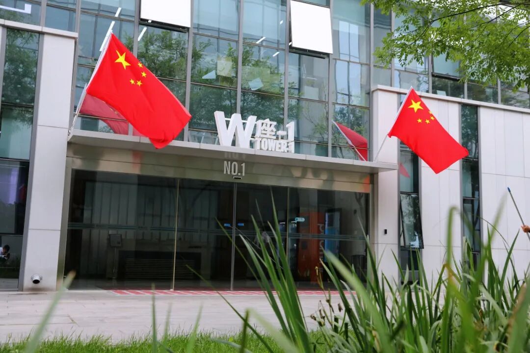 北京大街小巷升挂五星红旗
