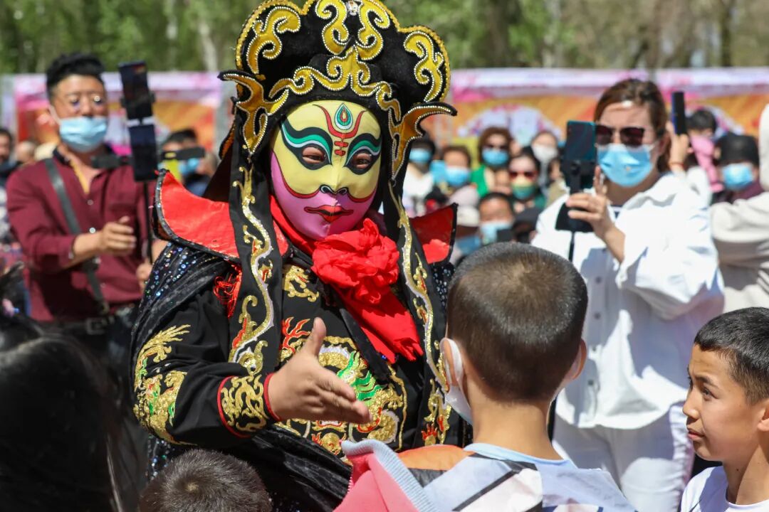 川剧变脸活动。王俊伟 摄