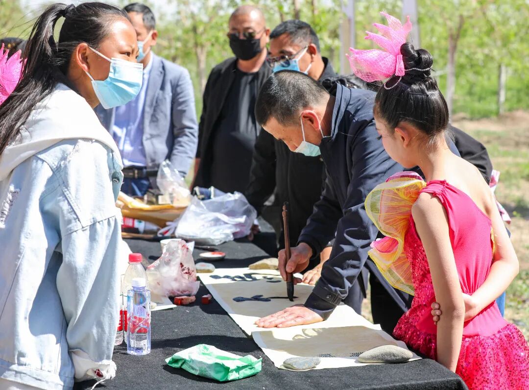 现场书法。王俊伟 摄