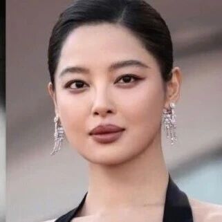 辛芷蕾确认饰演好莱坞首位华人电影明星黄柳霜:她的故事深深打动了我;系辛芷蕾拿下威尼斯影后之后的首部主演电影