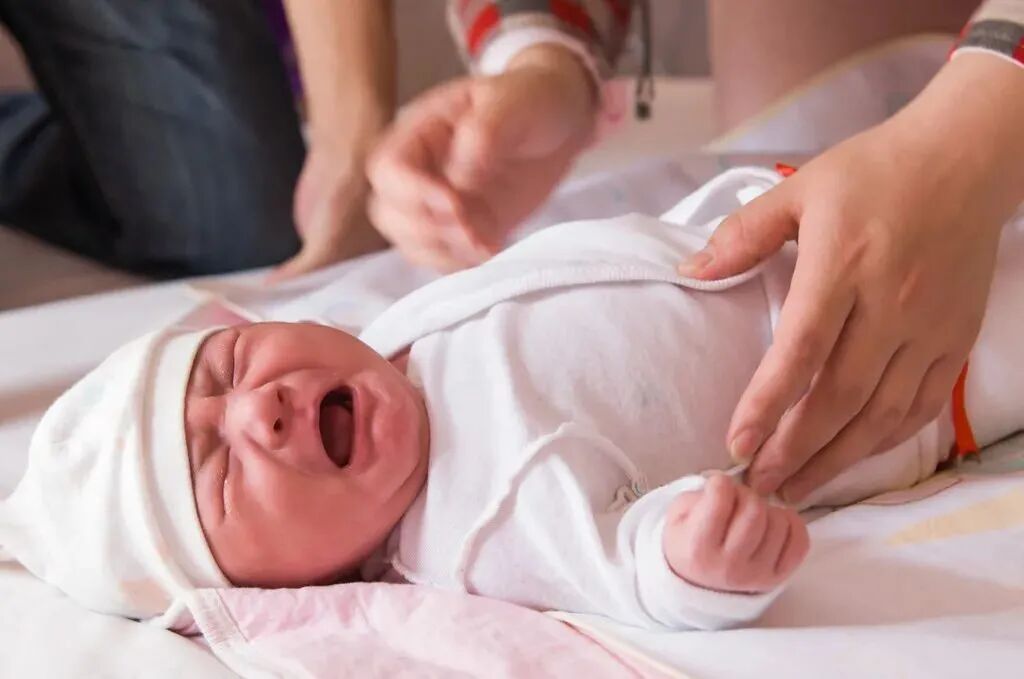 为什么剪脐带要先夹住胎儿一出生就会哭，不是剪脐带疼也不是饿得难受，而是这2个原因_https://www.jmylbn.com_新闻资讯_第1张