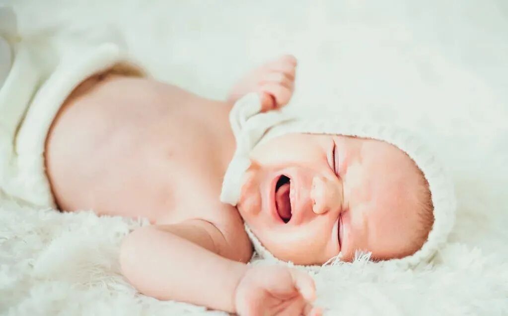 为什么剪脐带要先夹住胎儿一出生就会哭，不是剪脐带疼也不是饿得难受，而是这2个原因_https://www.jmylbn.com_新闻资讯_第6张