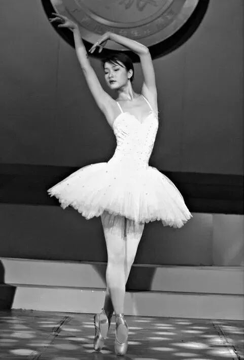 在极致的苦与痛中,杜鹃学会了优雅与内敛,也从此为芭蕾舞而着迷.