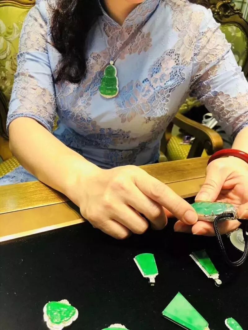 一位“富婆”惊现玉石商城，二话不说豪砸40万买一块巴掌大的木