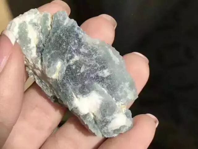 白到发黑的小原石，赌出玻璃蓝水，果然浓缩才是精华！