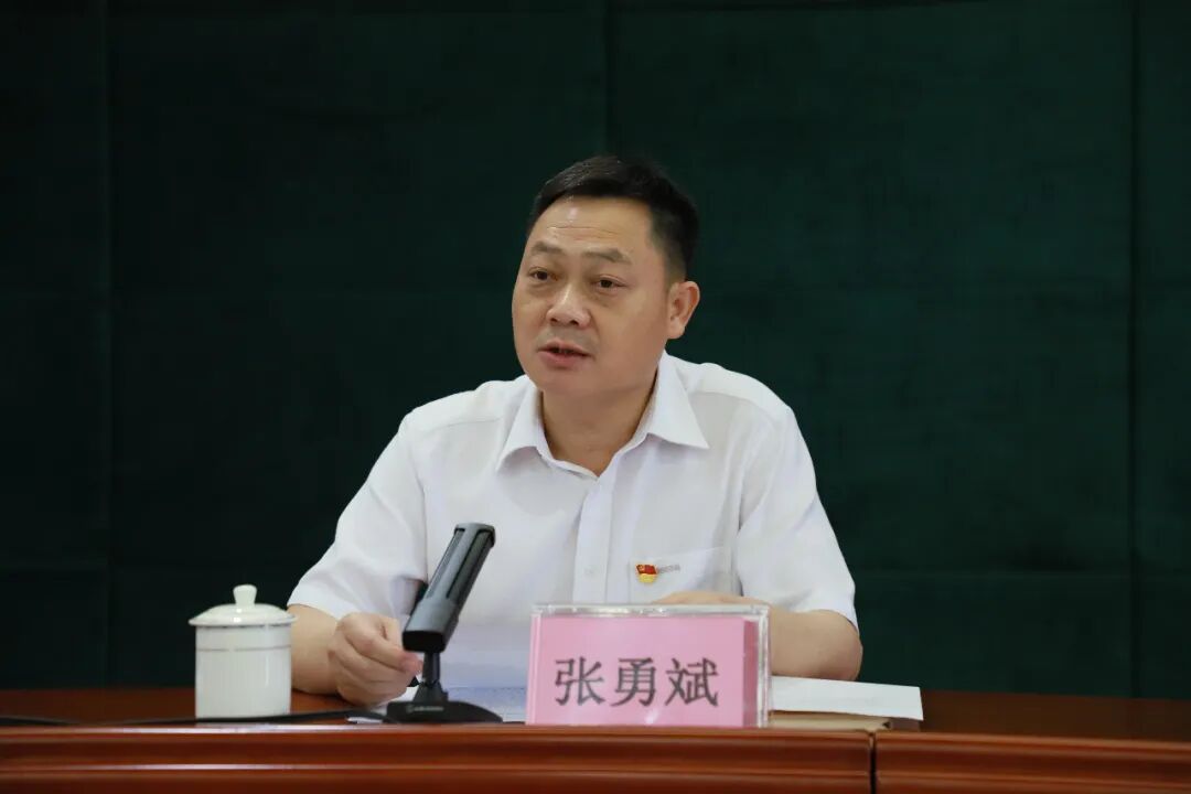 区委常委,区委组织部长,区委巡察工作领导小组副组长张勇斌传达了中央