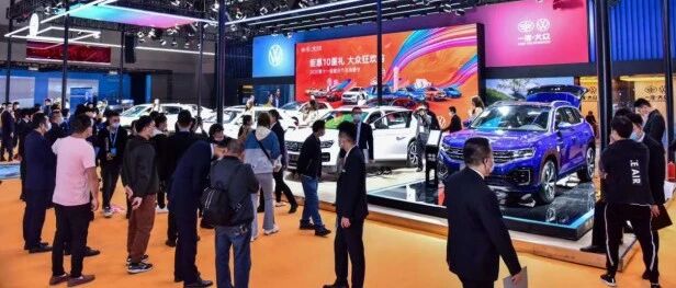 20万人围观，近千款车型参展，逾300家跨界机构扎场子，寒冬中重庆掀汽车消费热潮