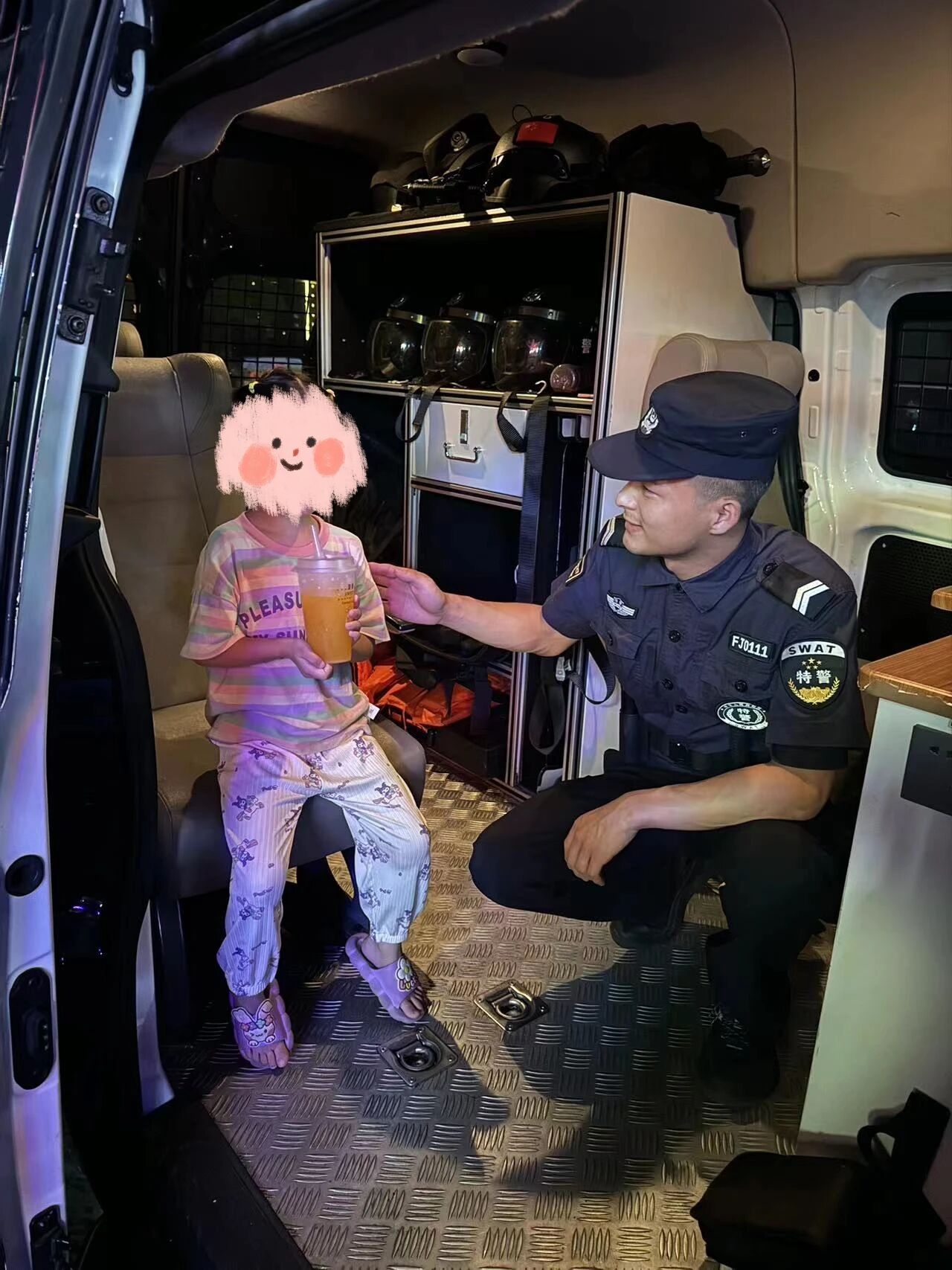 沃尔玛商圈附近,红安县公安局特警巡大队正在巡逻.