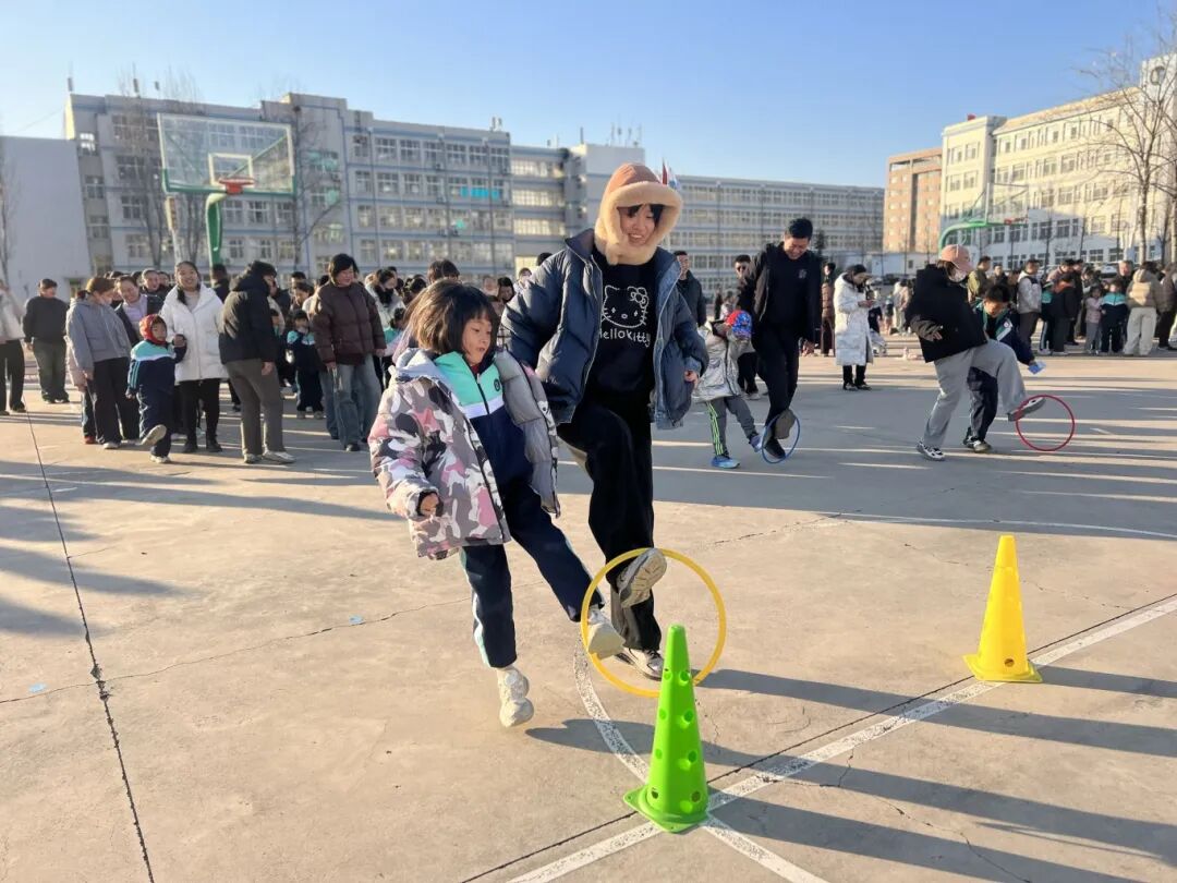 12月5日，文化路小学举行亲子运动会。 (.jpg