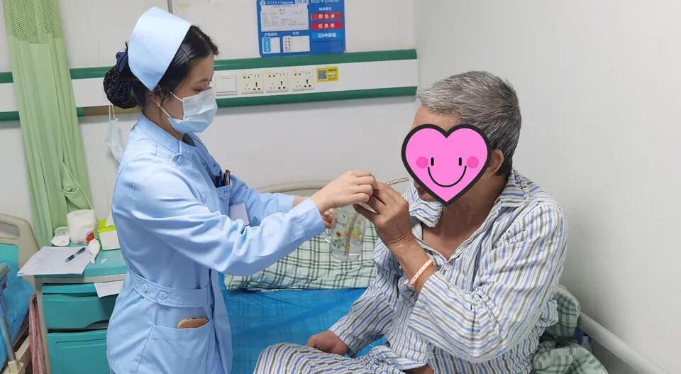 住院21天，爱美的婆婆向护士提出了一个请求……