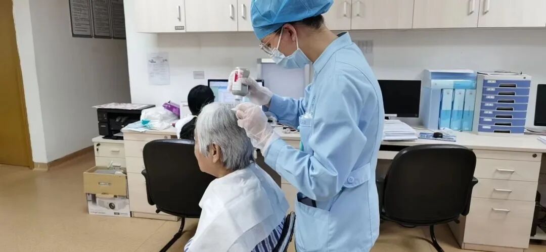 住院21天，爱美的婆婆向护士提出了一个请求……