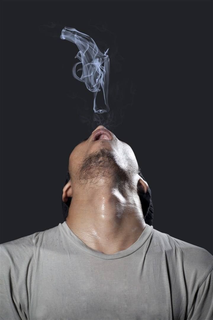 男人流泪的图片吸烟图片