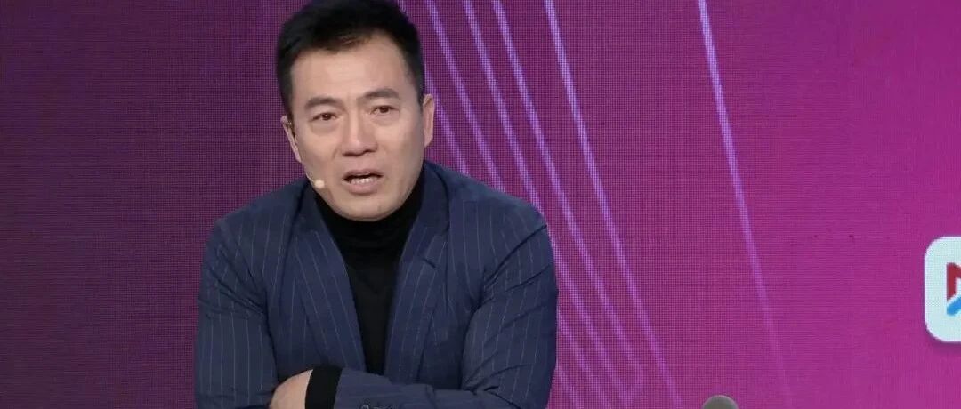 黄健翔含泪被迫向国足道歉，网友彻底怒了：越不要脸的人，越玻璃心