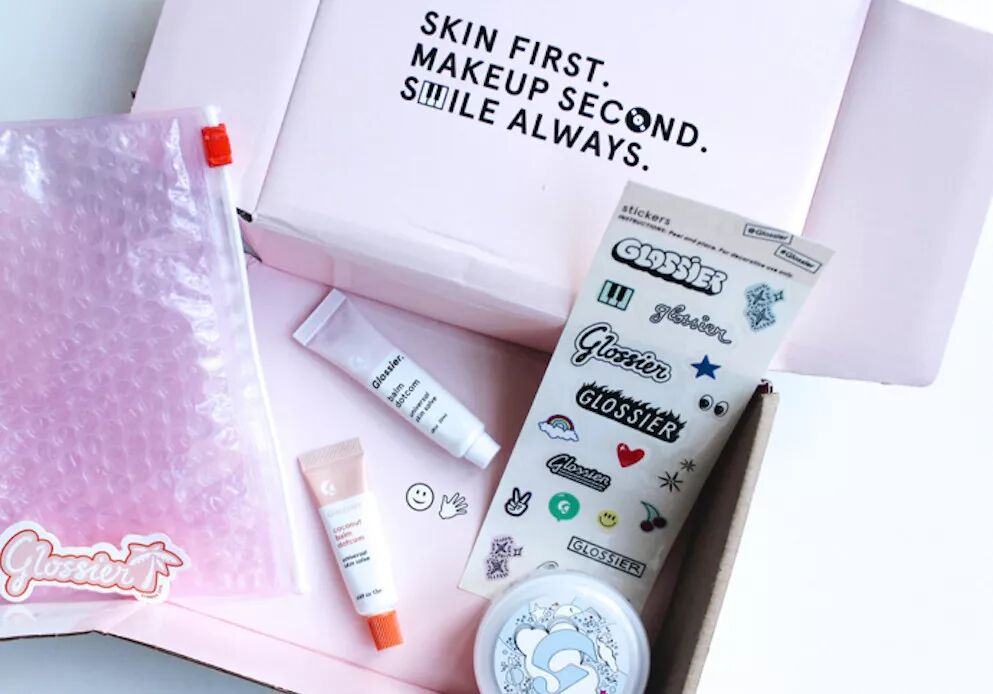  Glossier 的流行和美妆博主们的推广是分不开的
