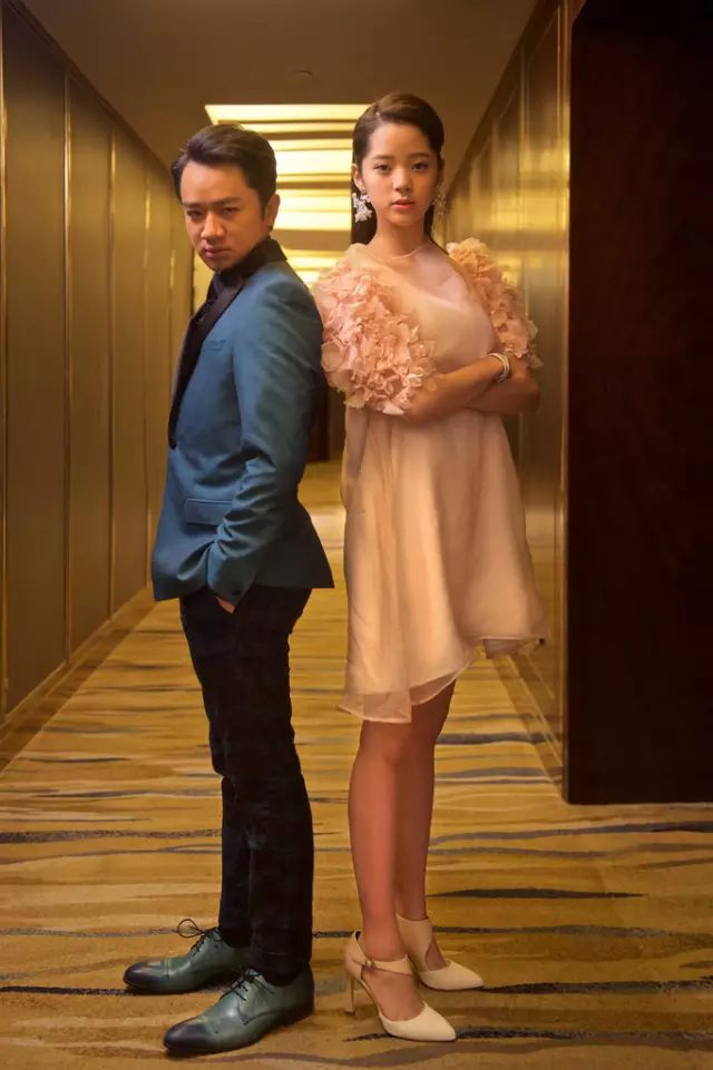 歐陽娜娜十六歲就如此性感撫媚?還是愛穿平底鞋的關曉彤更有學生氣!