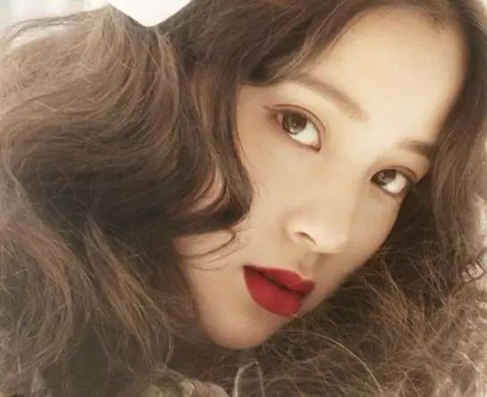歐陽娜娜十六歲就如此性感撫媚?還是愛穿平底鞋的關曉彤更有學生氣!