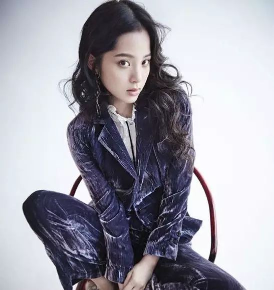 歐陽娜娜十六歲就如此性感撫媚?還是愛穿平底鞋的關曉彤更有學生氣!