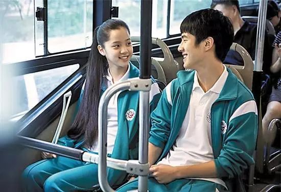 歐陽娜娜十六歲就如此性感撫媚?還是愛穿平底鞋的關曉彤更有學生氣!