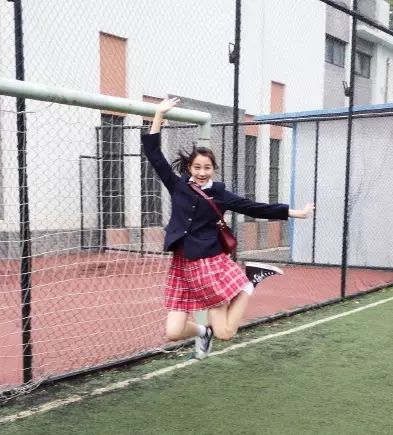 歐陽娜娜十六歲就如此性感撫媚?還是愛穿平底鞋的關曉彤更有學生氣!